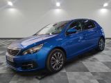 une voiture bleue est garée dans une pièce au sol à carreaux