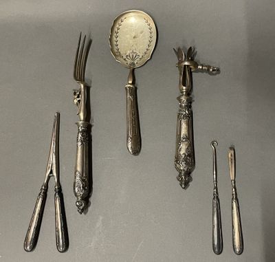 cinq types différents de couverts sur la table