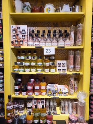 les rayons d'un magasin proposant divers types de condiments et d'assaisonnements
