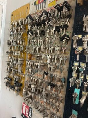 un mur couvert de clés accrochées au mur