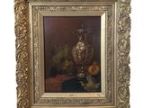 une image représentant un tableau sur lequel figurent un vase en argent et des fruits posés sur une table