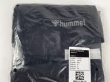Le sac est noir et porte une étiquette sur laquelle est inscrit « hummel ».