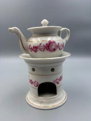 Ensemble veilleuse-tisanière en porcelaine blanche, de style…