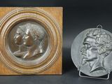 paire de plaques en bronze représentant un homme et une femme de profil
