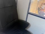 une chaise de bureau noire placée devant une fenêtre