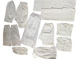 plusieurs vêtements sont disposés sur une surface blanche