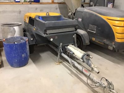 une machine qui se trouve dans un garage