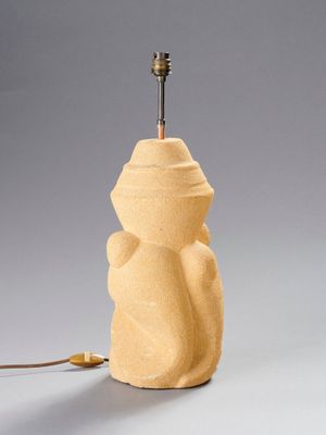 une image représentant une lampe posée sur une table, dont la lumière est allumée