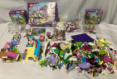 un tas de Lego et d'autres jouets posés sur une table
