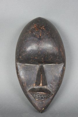 une image représentant un masque en bois sur lequel figure un visage