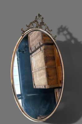 un miroir accroché au mur de la pièce
