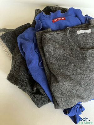 trois paires de chemises grises et bleues empilées les unes sur les autres