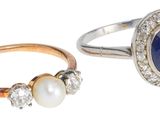 deux bagues ornées de pierres bleues et de perles sur fond blanc