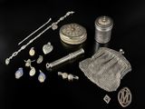 beaucoup d'objets en argent posés sur une table