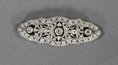 PENDENTIF de forme navette en or blanc 18K ajouré, ornée de …