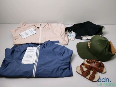 un chapeau, une veste, des sandales et d'autres objets disposés sur une table