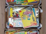 plein de bandes dessinées dans une boîte posée par terre