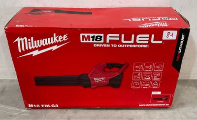Le souffleur filaire Milwaukee M18 Fuel se trouve dans la boîte
