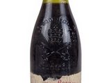 une bouteille de vin posée sur une table