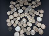 un grand nombre de pièces de monnaie romaines antiques sur fond noir