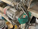 tout un tas d'outils qui traînent sur une étagère