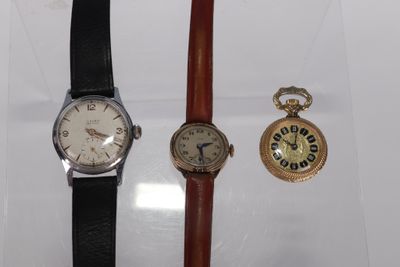 deux montres sont assises l'une à côté de l'autre sur une table