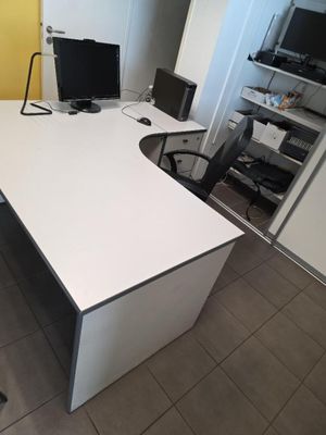 un bureau blanc avec un ordinateur dans une pièce