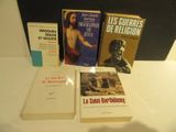 plusieurs livres sont posés sur une table les uns à côté des autres