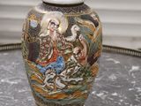 un vase avec un tableau posé sur une table