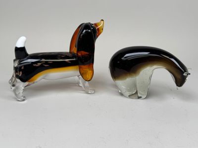 paire de figurines en verre représentant des teckels sur fond blanc