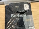 un gros plan d'un sac en plastique posé sur une table en bois