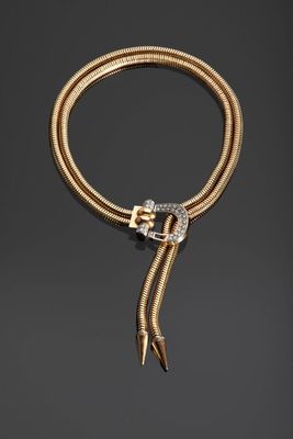 un collier en or et diamants avec un fermoir en forme de serpent