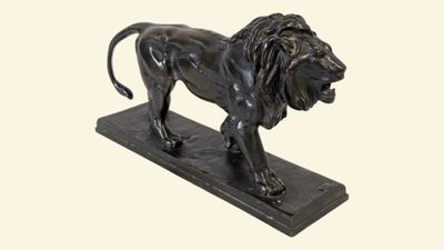 statue d'un lion debout sur un socle, sur fond blanc