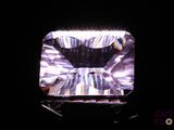 un cristal violet carré au milieu d'un fond noir