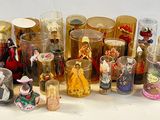 beaucoup de bouteilles en verre contenant des figurines