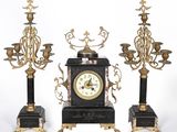 trois types d'horloges différents posés sur une table