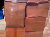 des cartons empilés les uns sur les autres sur une palette