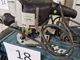 une machine posée sur une table