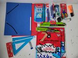 de nombreuses fournitures scolaires disposées sur une table
