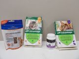 trois paquets de produits pour chats posés sur une table