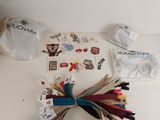 tout un tas d'objets divers posés sur la table