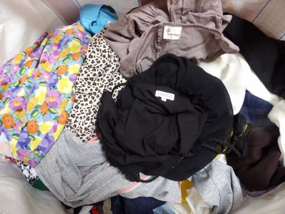 un tas de vêtements posé sur un canapé