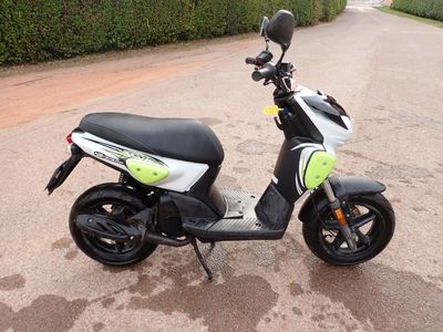 un scooter garé sur le bord de la route
