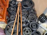 un tas de roues et une paire de baguettes par terre