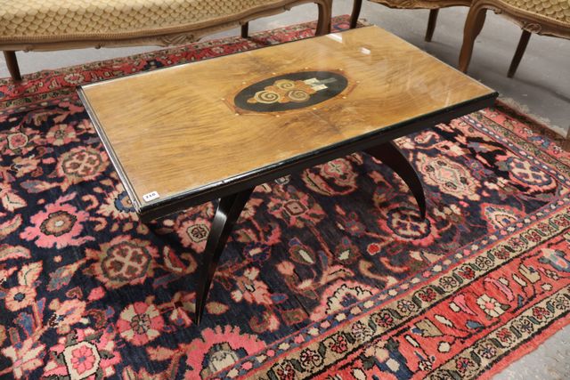 Table basse vers 1930 plateau marqueté de fleurs stylisées reposa...