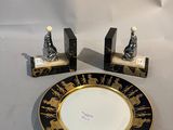 une paire d'assiettes et de serre-livres noirs et dorés sur fond blanc