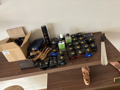 une table en bois sur laquelle sont posés de nombreux objets