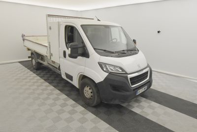 un camion blanc garé dans une pièce