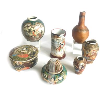 de nombreux vases posés sur une surface blanche