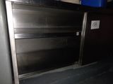 une armoire métallique avec une porte métallique, au milieu d'une pièce